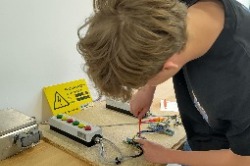 Junge Techniktalente aus der Mittelschule Neuhofen