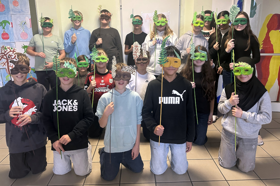 Kreatives Maskenprojekt der 2d für musikalisches Märchen